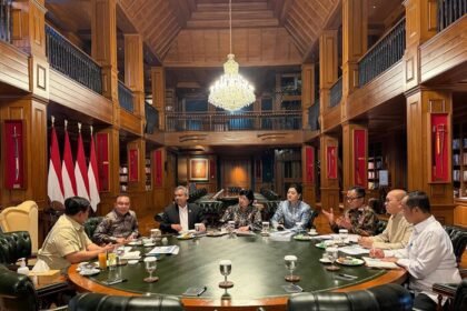Presiden Prabowo Subianto mengumpulkan sejumlah pejabat ekonomi, OJK, Bank Indonesia, DPR, dan Danantara di Hambalang untuk membahas kondisi ekonomi nasional serta sektor jasa keuangan.