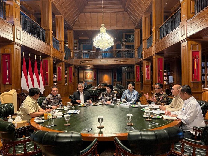 Presiden Prabowo Subianto mengumpulkan sejumlah pejabat ekonomi, OJK, Bank Indonesia, DPR, dan Danantara di Hambalang untuk membahas kondisi ekonomi nasional serta sektor jasa keuangan.