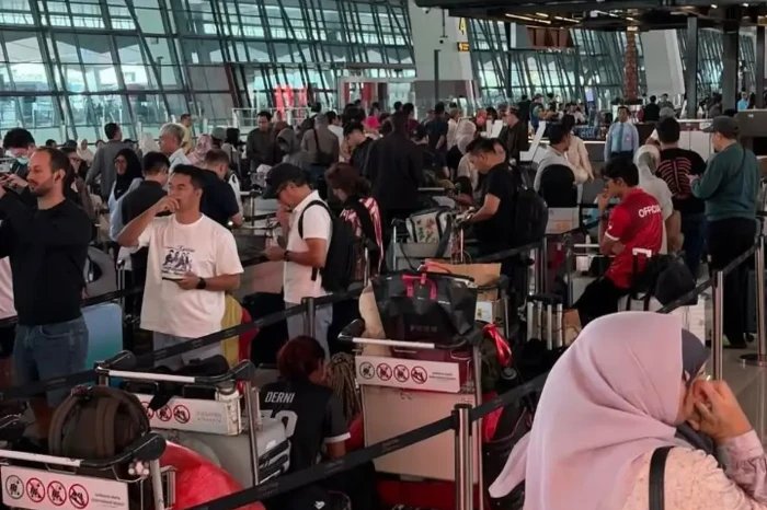 Erupsi Gunung Anak Krakatau memicu penyebaran abu vulkanik yang berdampak terhadap operasional penerbangan di sejumlah bandara pada Minggu, 6 September 2026.