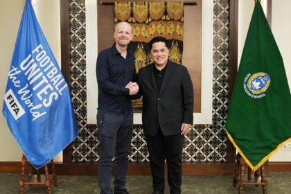 Sekjen FIFA Mattias Grafström bersama Ketua Umum PSSI Erick Thohir menjelang pembukaan FIFA ASEAN Cup 2026 di Jakarta.
