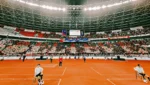 Ribuan suporter Timnas Indonesia membentuk koreografi 'BELIEVE' menggunakan jas hujan merah dan putih di tribun SUGBK.