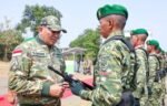 Menhan Sjafrie Sjamsoeddin meninjau Marshalling Area Yonif TP 339/Jaya Perkasa di Ujung Jaya, Sumedang.
