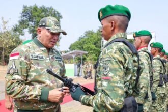 Menhan Sjafrie Sjamsoeddin meninjau Marshalling Area Yonif TP 339/Jaya Perkasa di Ujung Jaya, Sumedang.