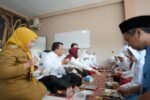 Guru mendampingi siswa saat kegiatan makan bersama sebagai bagian dari edukasi kebiasaan makan sehat melalui Program Makan Bergizi Gratis.