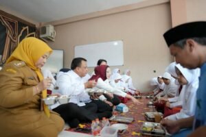 Guru mendampingi siswa saat kegiatan makan bersama sebagai bagian dari edukasi kebiasaan makan sehat melalui Program Makan Bergizi Gratis.