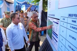 Pemerintah bersama PGN meninjau pengembangan jaringan gas bumi rumah tangga di Gresik dan Sidoarjo.