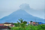 Aktivitas Gunung Sinabung meningkat sehingga statusnya dinaikkan menjadi Level 3 atau Siaga dan ratusan warga Karo mengungsi.