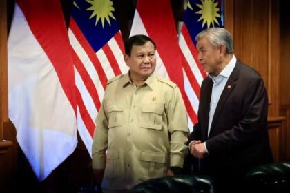 Prabowo Subianto menegaskan Indonesia dan Malaysia merupakan negara bersaudara yang perlu menjaga hubungan baik serta memperluas kerja sama, termasuk industri halal.