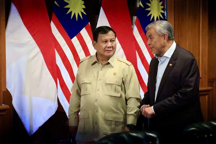 Prabowo Subianto menegaskan Indonesia dan Malaysia merupakan negara bersaudara yang perlu menjaga hubungan baik serta memperluas kerja sama, termasuk industri halal.