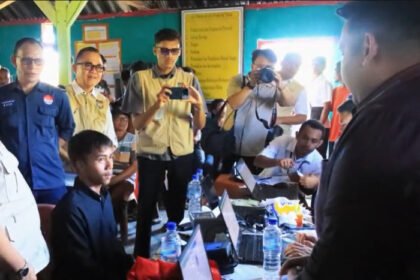 Pemerintah menerbitkan kembali 11.225 dokumen kependudukan bagi warga terdampak gempa NTT melalui layanan jemput bola.