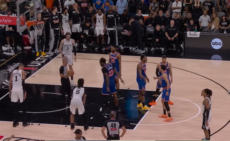 New York Knicks mengingat comeback spektakuler atas San Antonio Spurs melalui unggahan angka '29' di media sosial.