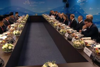 Presiden Prabowo Subianto bersama Presiden Rusia Vladimir Putin dalam jamuan santap siang di Vladivostok.