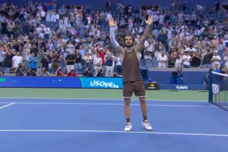 Carlos Alcaraz mengalahkan Jaime Faria dalam empat set pada babak kedua US Open 2026 di Arthur Ashe Stadium.