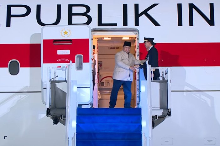 Presiden Prabowo Subianto tiba di Lanud Halim Perdanakusuma setelah menyelesaikan agenda kenegaraan di Rusia.