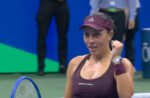 Jessica Pegula merayakan kemenangan atas Emma Navarro pada perempat final US Open 2026 di Arthur Ashe Stadium.
