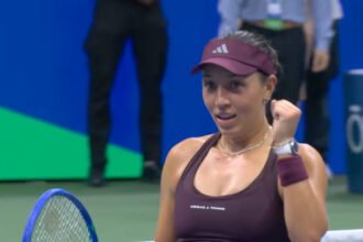 Jessica Pegula merayakan kemenangan atas Emma Navarro pada perempat final US Open 2026 di Arthur Ashe Stadium.