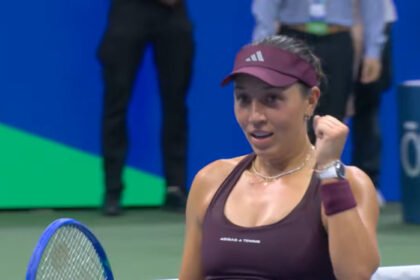 Jessica Pegula merayakan kemenangan atas Emma Navarro pada perempat final US Open 2026 di Arthur Ashe Stadium.