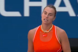Aryna Sabalenka merayakan kemenangan dramatis atas Linda Noskova pada perempat final US Open 2026 di Arthur Ashe Stadium.