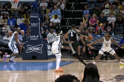 Keputusan Victor Wembanyama mengambil kontrak lebih rendah bersama Spurs berpotensi memengaruhi negosiasi kontrak Karl-Anthony Towns di Knicks.