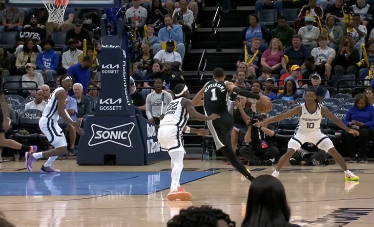 Keputusan Victor Wembanyama mengambil kontrak lebih rendah bersama Spurs berpotensi memengaruhi negosiasi kontrak Karl-Anthony Towns di Knicks.