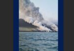 Gunung Anak Krakatau terlihat mengeluarkan asap dalam foto yang dikirim sebelum lima jurnalis dan tiga kru kapal hilang kontak.
