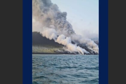 Gunung Anak Krakatau terlihat mengeluarkan asap dalam foto yang dikirim sebelum lima jurnalis dan tiga kru kapal hilang kontak.