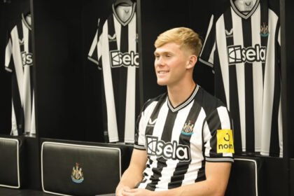 Lewis Hall memperpanjang kontraknya bersama Newcastle United hingga 2031 dan tidak memiliki klausul pelepasan.