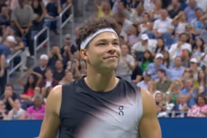 Ben Shelton memastikan tempat di final US Open 2026 setelah mengalahkan Frances Tiafoe dalam semifinal sesama petenis Amerika.