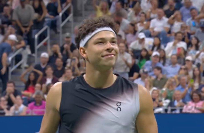 Ben Shelton memastikan tempat di final US Open 2026 setelah mengalahkan Frances Tiafoe dalam semifinal sesama petenis Amerika.