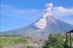 Gunung Semeru kembali erupsi tiga kali pada Senin pagi saat masih berstatus Level III atau Siaga.