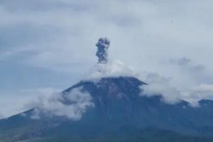 Gunung Semeru kembali erupsi pada 15 September 2026 dini hari, dengan warga dan wisatawan diminta menjauhi sejumlah zona rawan.