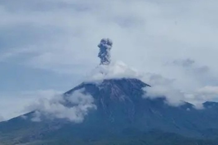 Gunung Semeru kembali erupsi pada 15 September 2026 dini hari, dengan warga dan wisatawan diminta menjauhi sejumlah zona rawan.