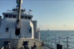 TNI AL mengevakuasi 22 korban selamat KM Virgo Transport 8 dari perairan Laut Jawa menggunakan KRI Nala-363.