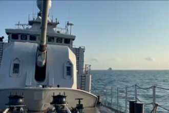 TNI AL mengevakuasi 22 korban selamat KM Virgo Transport 8 dari perairan Laut Jawa menggunakan KRI Nala-363.