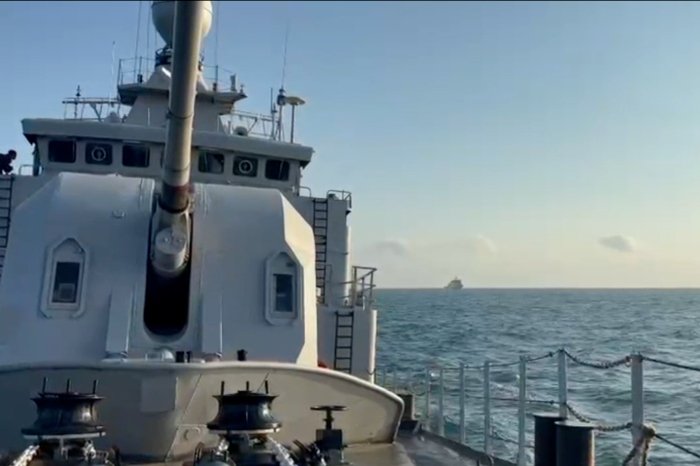TNI AL mengevakuasi 22 korban selamat KM Virgo Transport 8 dari perairan Laut Jawa menggunakan KRI Nala-363.