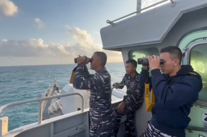 TNI AL Evakuasi 22 Korban Selamat KM Virgo Transport 8 di Laut Jawa 2 TNI AL Evakuasi 22 Korban Selamat KM Virgo Transport 8 di Laut Jawa