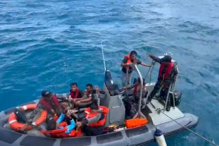 TNI AL Evakuasi 22 Korban Selamat KM Virgo Transport 8 di Laut Jawa 3 TNI AL Evakuasi 22 Korban Selamat KM Virgo Transport 8 di Laut Jawa