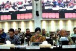 Rapat kerja OJK bersama Komisi XI membahas persiapan pembentukan Bursa Mineral dan Komoditas Strategis di Jakarta.