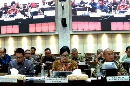 Rapat kerja OJK bersama Komisi XI membahas persiapan pembentukan Bursa Mineral dan Komoditas Strategis di Jakarta.
