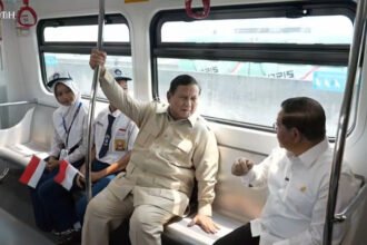 Presiden Prabowo Subianto menjajal LRT Kelapa Gading-Manggarai bersama pelajar dan Gubernur DKI Jakarta Pramono Anung, Rabu (16/9/2026).