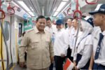 Presiden Prabowo Subianto bersama Gubernur DKI Jakarta Pramono Anung menjajal LRT Jakarta rute Kelapa Gading-Manggarai setelah peresmian.