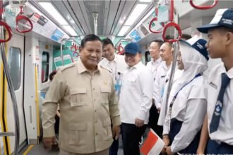 Presiden Prabowo Subianto bersama Gubernur DKI Jakarta Pramono Anung menjajal LRT Jakarta rute Kelapa Gading-Manggarai setelah peresmian.