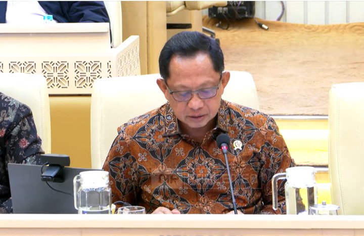 Mendagri Tito Karnavian saat mengikuti rapat bersama Komisi II DPR membahas pengelolaan aset daerah dan persoalan pertanahan di Jakarta.