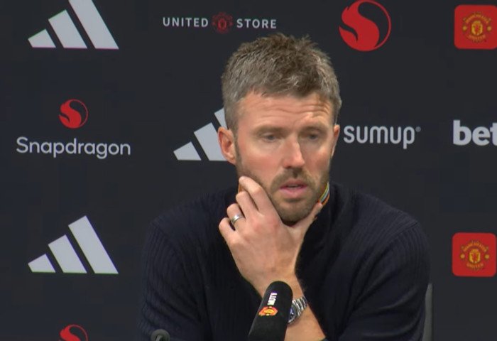 Michael Carrick harus menerima kenyataan Manchester United tersingkir dari Carabao Cup setelah kalah 2-3 dari Brighton.