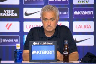 Pelatih Real Madrid Jose Mourinho memberikan reaksi seusai timnya kalah 1-2 dari Atletico Madrid dalam Derby Madrid.