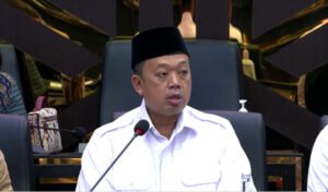 Menteri ATR/BPN Nusron Wahid mengikuti rapat Baleg DPR RI yang membahas keputusan tingkat pertama RUU Pengaturan Reforma Agraria di Senayan, Jakarta.