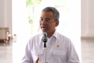Presiden Prabowo Subianto menggelar rapat terbatas bersama sejumlah menteri dan kepala lembaga untuk membahas pengembangan industri tekstil nasional.