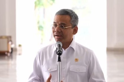 Presiden Prabowo Subianto menggelar rapat terbatas bersama sejumlah menteri dan kepala lembaga untuk membahas pengembangan industri tekstil nasional.