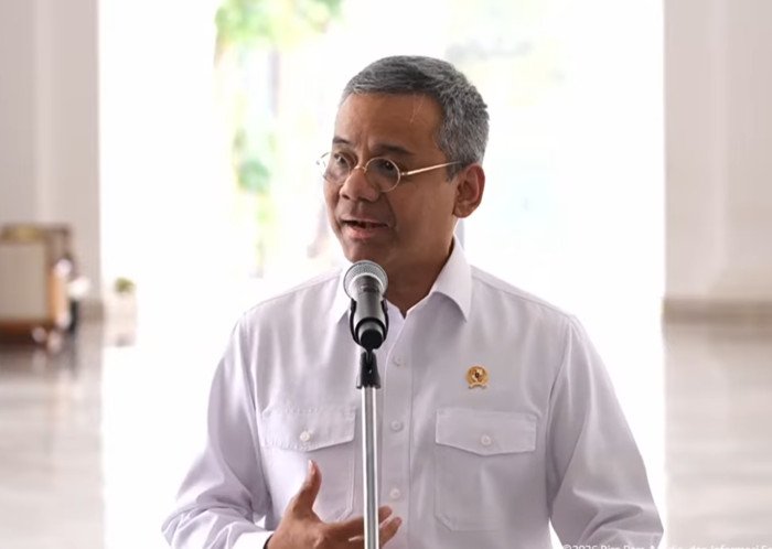 Presiden Prabowo Subianto menggelar rapat terbatas bersama sejumlah menteri dan kepala lembaga untuk membahas pengembangan industri tekstil nasional.