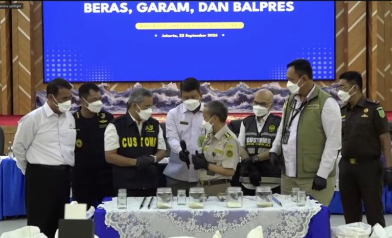 Pemerintah memperkuat pengawasan impor setelah Bea Cukai menindak kasus beras, garam, dan pakaian bekas ilegal dengan nilai ekonomi sekitar Rp27,33 miliar.